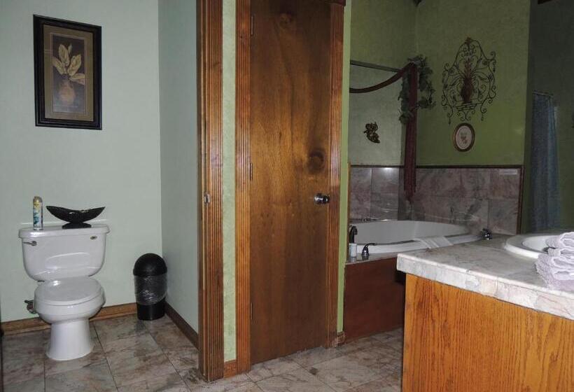 مبيت وإفطار The Whispering Pines Inn