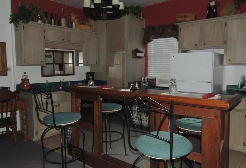 مبيت وإفطار The Whispering Pines Inn