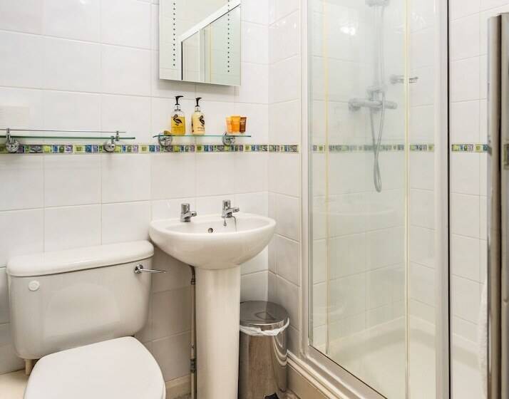 هتل Inn In The Park