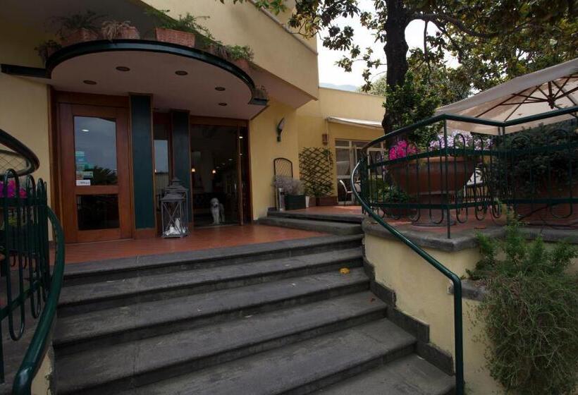 هتل Villa Serena