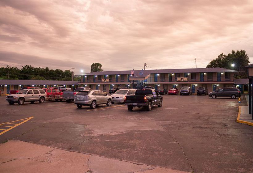 מוטל Regency Inn & Suites