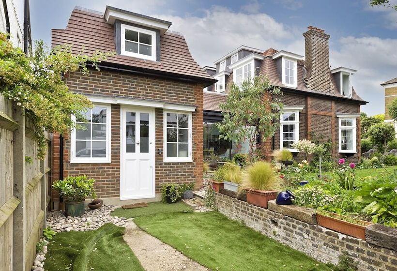 Хостел Charming Home With Patio Close To Wimbledon Park By Underthedoormat