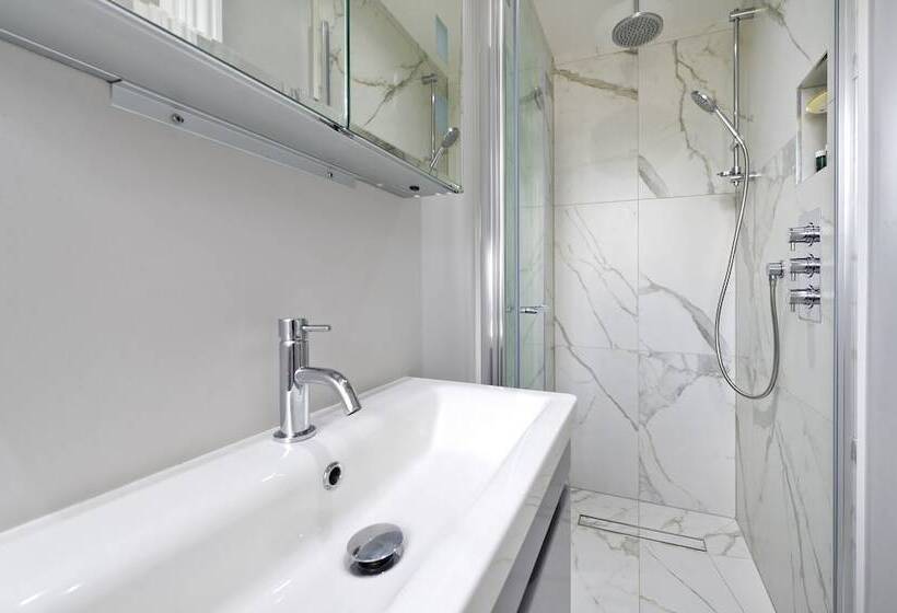 Хостел Charming Home With Patio Close To Wimbledon Park By Underthedoormat
