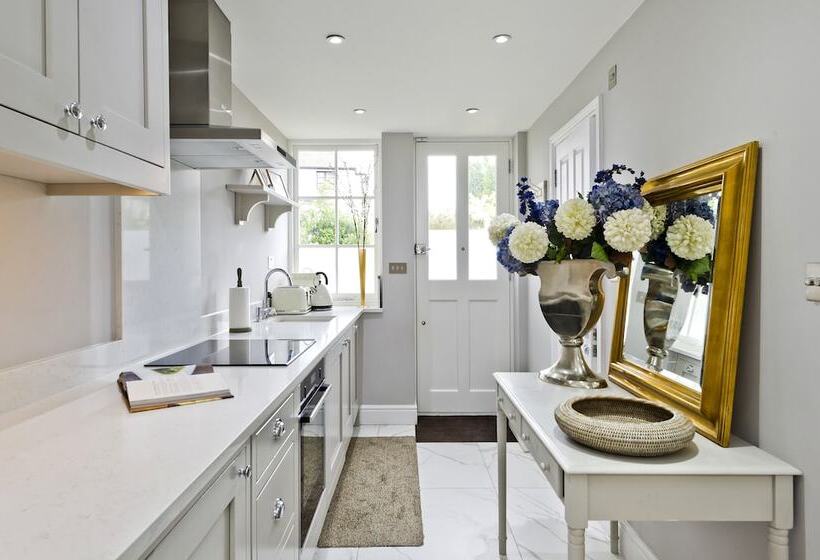 Хостел Charming Home With Patio Close To Wimbledon Park By Underthedoormat