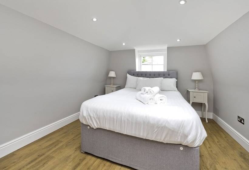Хостел Charming Home With Patio Close To Wimbledon Park By Underthedoormat