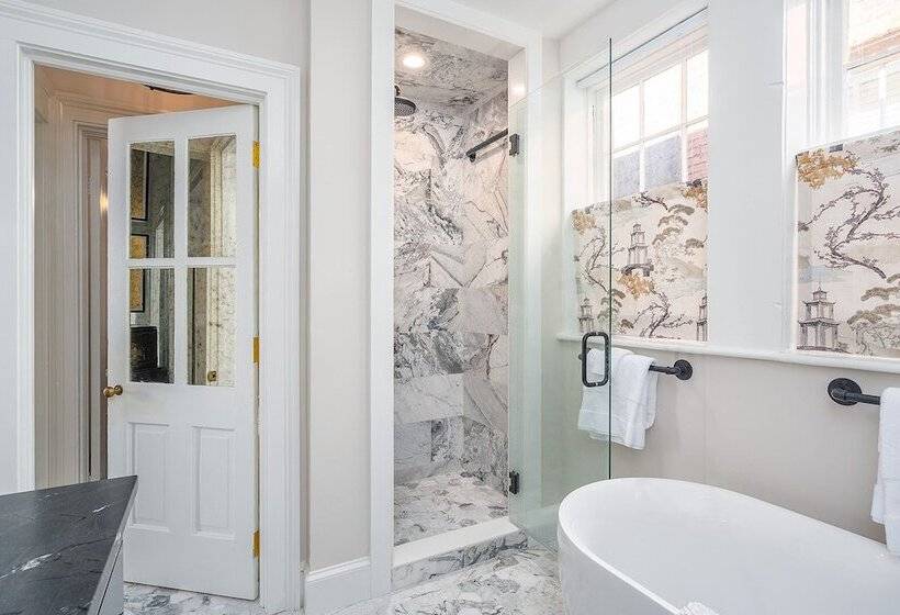 پانسیون The House On Taylor