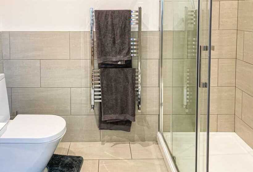 레지던스 Immaculate 2 Bed Bungalow In Weybridge