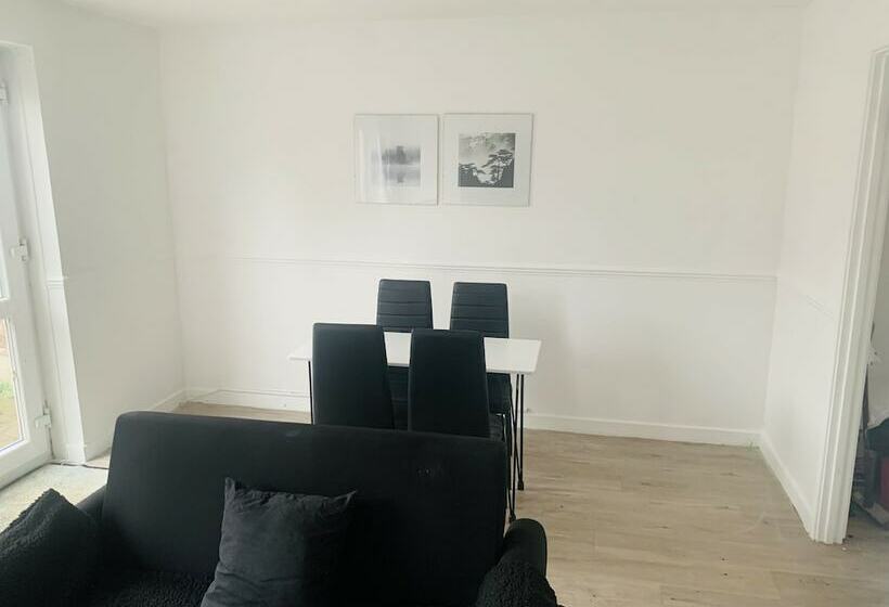 レジデンス Impeccable 3 Bed House In Brentwood