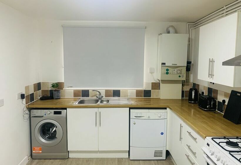 レジデンス Impeccable 3 Bed House In Brentwood