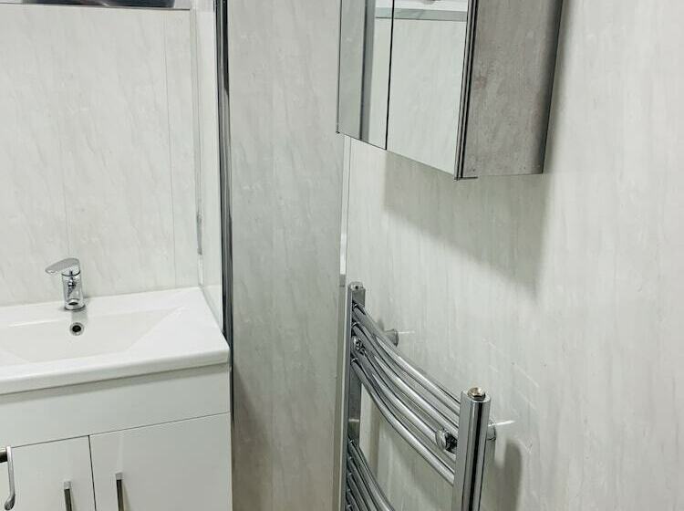 レジデンス Impeccable 3 Bed House In Brentwood