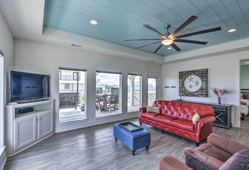 Walk To Ocean: Bright Crystal Beach House W/ Deck!