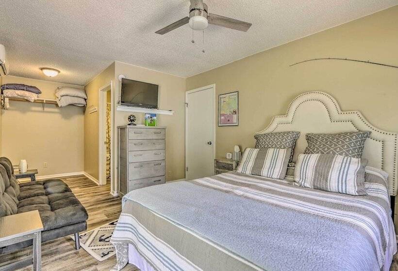 Steps To Lake: Cheerful Camdenton Cottage!