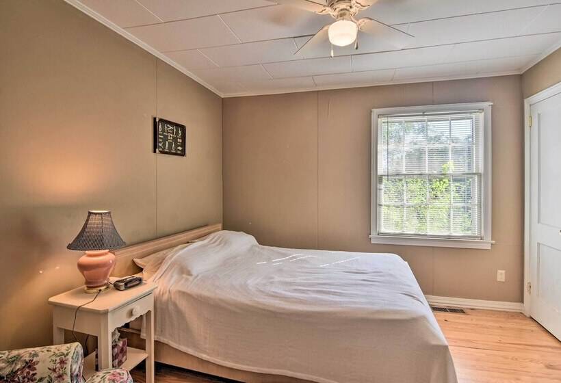 Near Dining: Columbus Cottage W/ Furnished Deck!