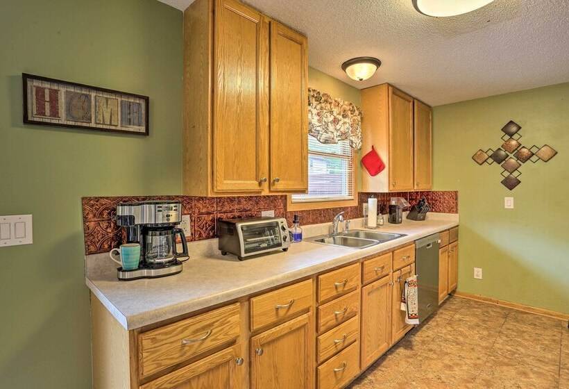 Quiet Rapid City Home   Walk To Canyon Lake Park