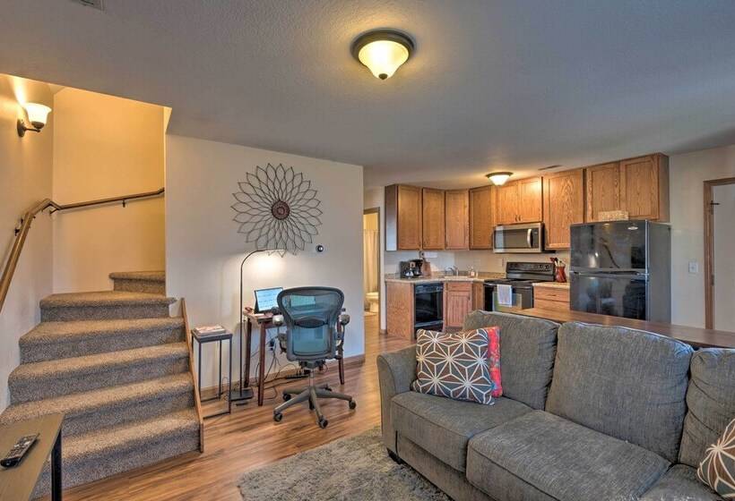 Cozy Cedar Rapids Pad   2 Blocks To Mercy Care!