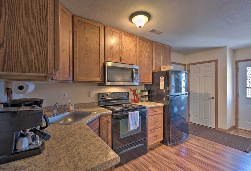 Cozy Cedar Rapids Pad   2 Blocks To Mercy Care!