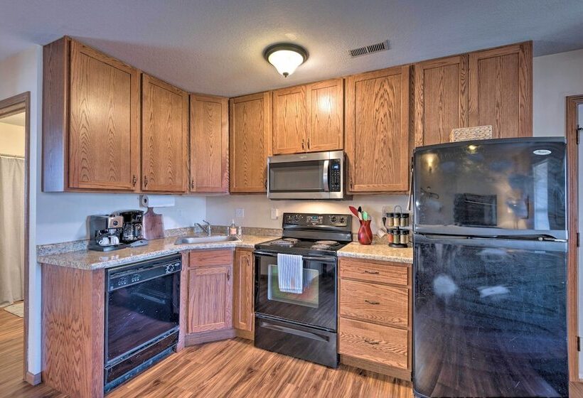 Cozy Cedar Rapids Pad   2 Blocks To Mercy Care!