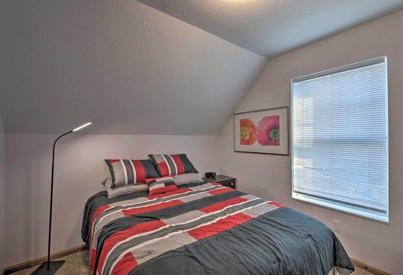 Cozy Cedar Rapids Pad   2 Blocks To Mercy Care!