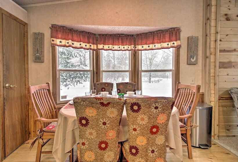 Cozy Crosby Cabin Near Serpent Lake + Main St