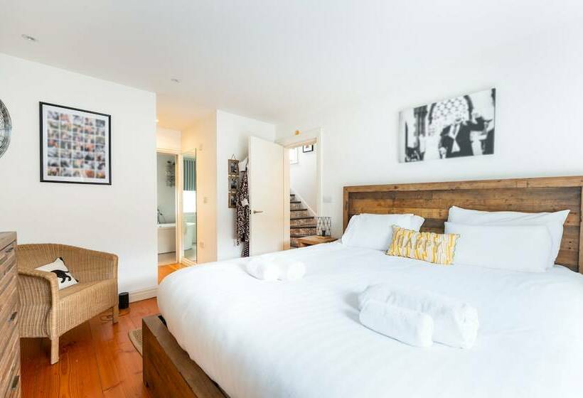 Delightful Family Home With Garden In Balham By Underthedoormat