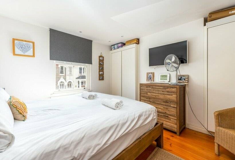 Delightful Family Home With Garden In Balham By Underthedoormat