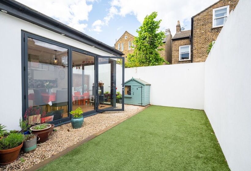Delightful Family Home With Garden In Balham By Underthedoormat