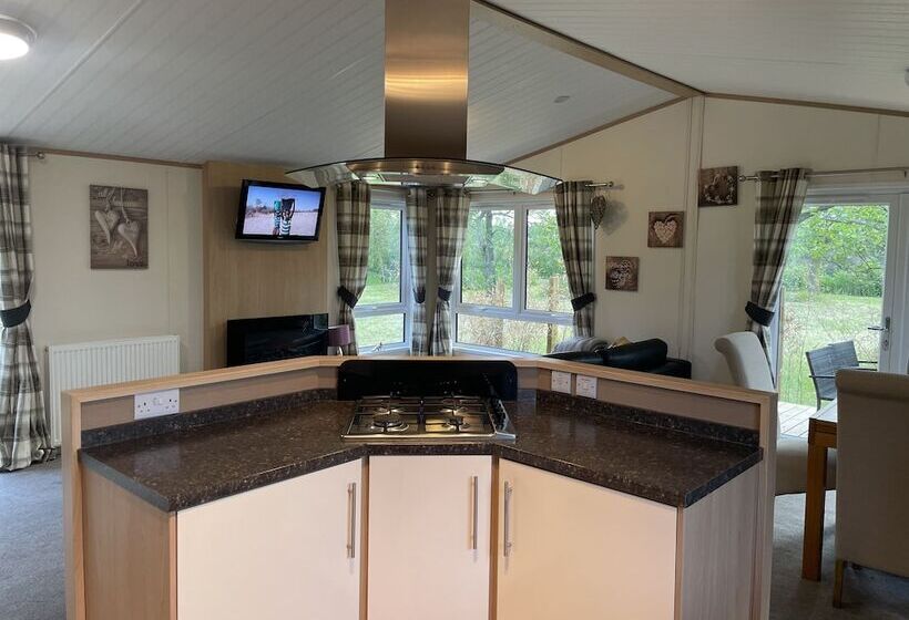 هتل Immaculate 3 Bed Lodge In Otley