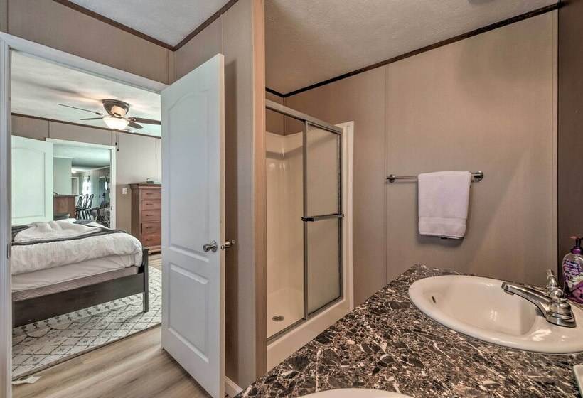 Kentucky House Located On Dale Hollow Lake!