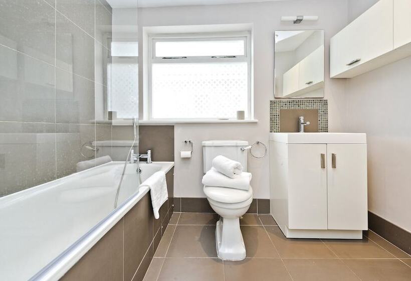 Family Home Near Clapham Common By Underthedoormat