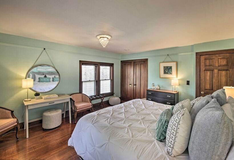 Luxe Lake Geneva Retreat In Downtown!