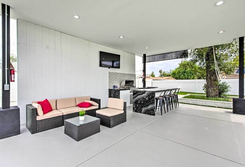 Upscale Peoria Home W/ Gazebo & Putting Green