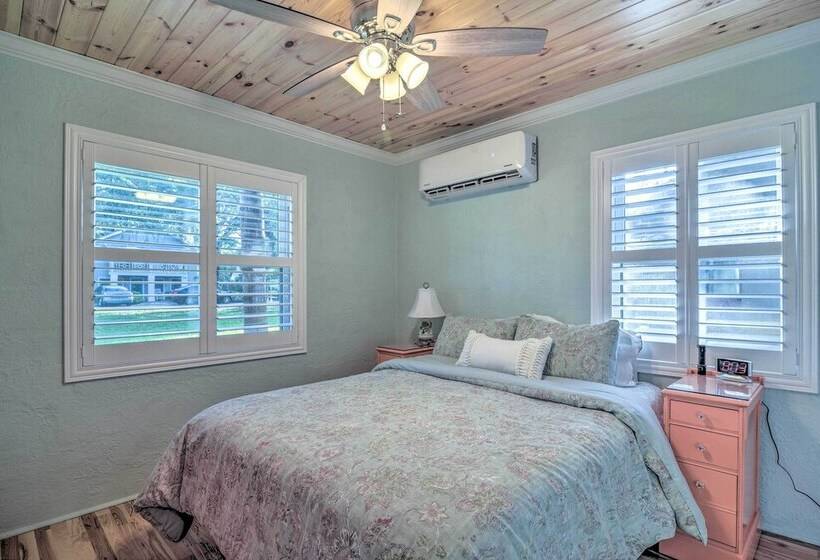 Quiet Crystal Beach Hideaway   Steps To Shoreline!