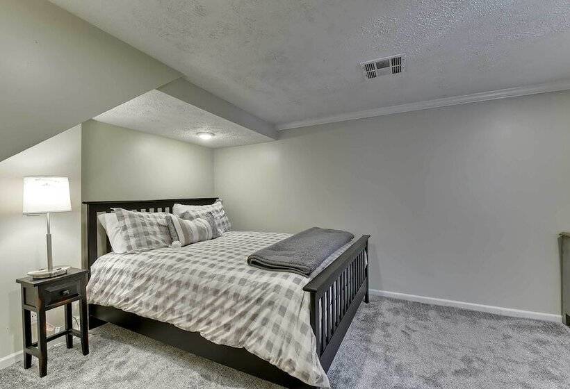 Quiet  Twin Ridge  Omaha House: Screened In Porch!
