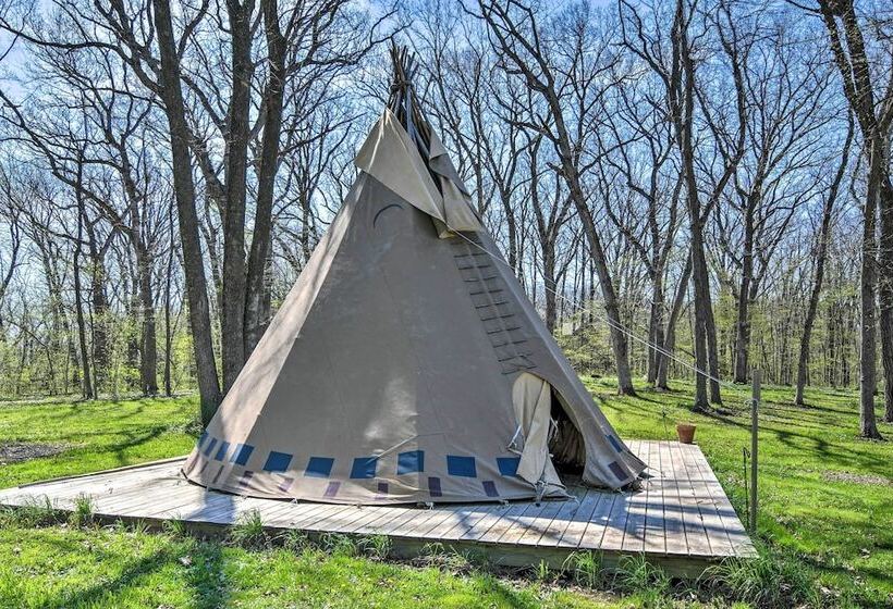 Raccoon River Retreat: Indoor Pool & Outdoor Fun!