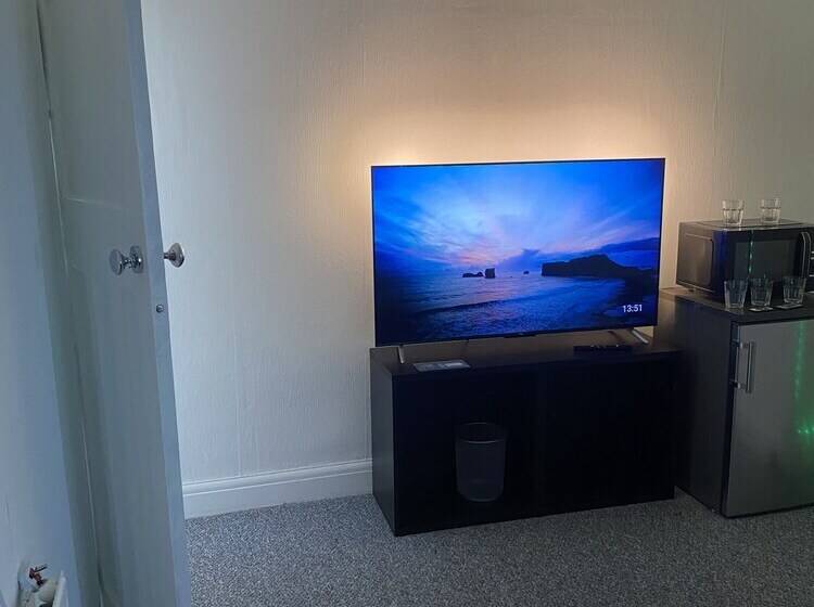 اقامتگاه Sapphire Suites, Stunning 2 Bed House In Bradford