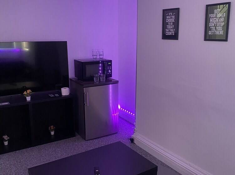 اقامتگاه Sapphire Suites, Stunning 2 Bed House In Bradford