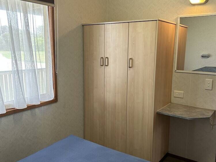 منتجع Long Jetty Caravan Park