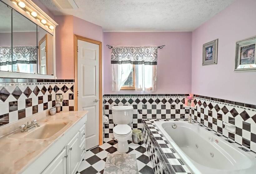 Spacious Long Pond Home Near Camelback Mtn Resort!