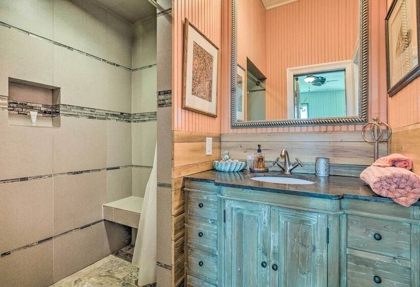 Spacious & Secluded Stilt Home On Fontaine Reserve