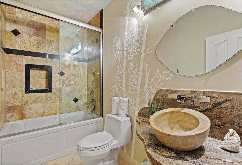 Upscale Phoenix Oasis W/ Small Private Pool & Spa!