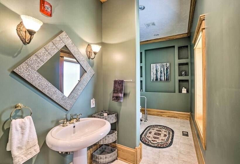 Spacious Mcarthur Home: Private Hot Tub + Pond!