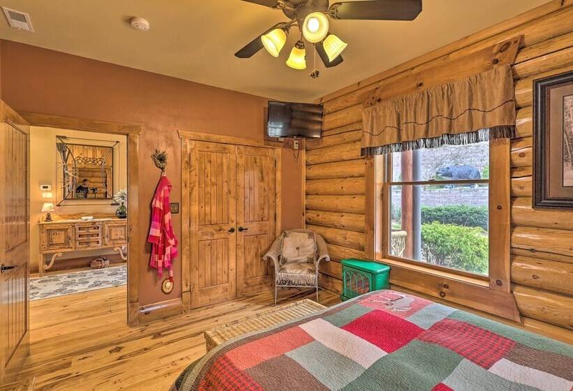 Boone Cabin W/ Deck, Hot Tub, & Mountain Views!