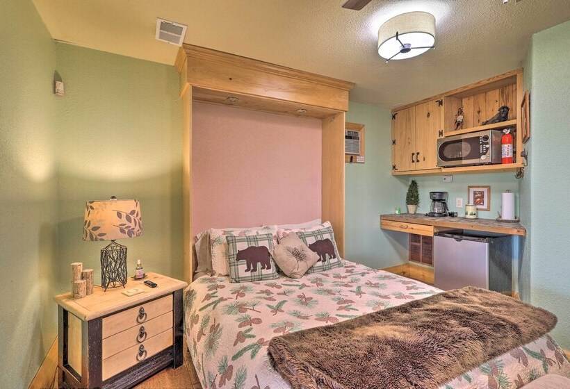 Boone Cabin W/ Deck, Hot Tub, & Mountain Views!