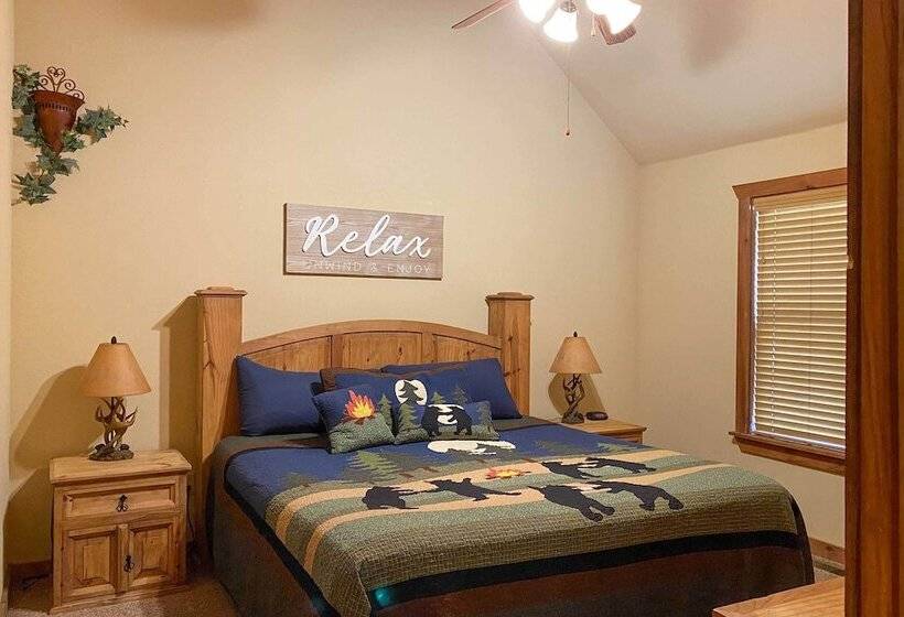 Branson West Retreat: 2 Suites W/ Ideal Location!