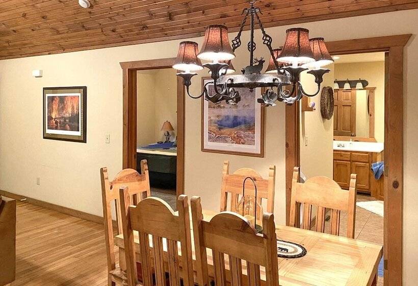 Branson West Retreat: 2 Suites W/ Ideal Location!