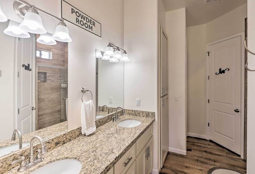 Bright Home W/ Yard, 4 Mi To Colorado River!