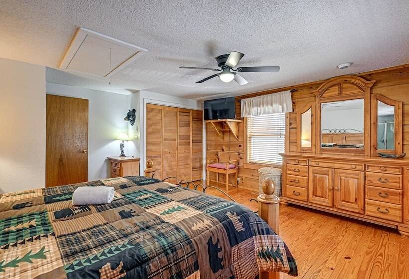 Bryson City Cabin W/ Hot Tub, Views & Pool Table!