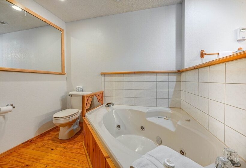 Bryson City Cabin W/ Hot Tub, Views & Pool Table!
