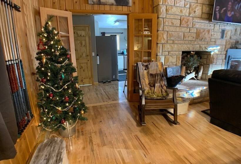 Centennial Cabin W/ Hot Tub, Sauna & Pool Table!