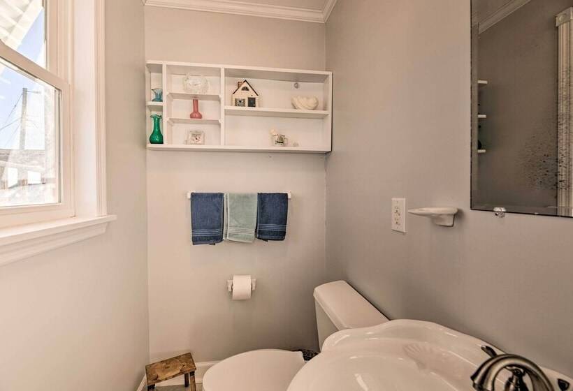 Charming Retreat W/ Water View, Walk To Downtown